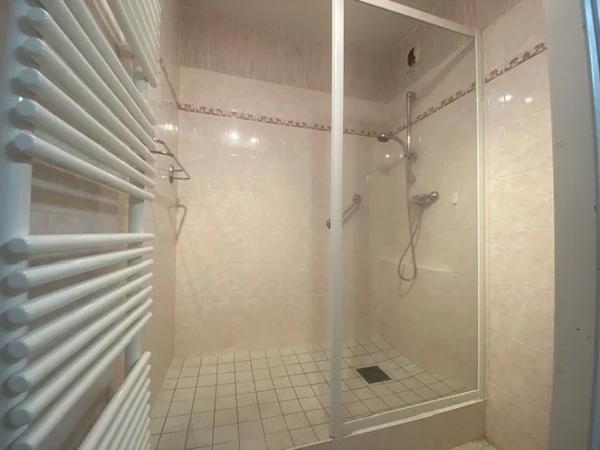 APPARTEMENT T2 A LOUER - ST GENIS LAVAL Centre-Bourg 69.5 m 2 975 € charges comprises par mois