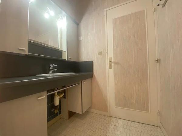 APPARTEMENT T2 A LOUER - ST GENIS LAVAL Centre-Bourg 69.5 m 2 975 € charges comprises par mois