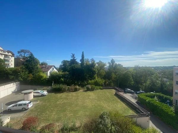 APPARTEMENT T2 A LOUER - ST GENIS LAVAL Centre-Bourg 69.5 m 2 975 € charges comprises par mois