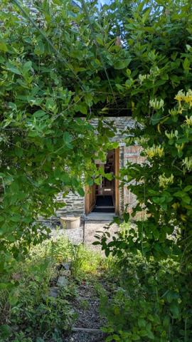 Maison en pierres avec jardin, verger et terrain