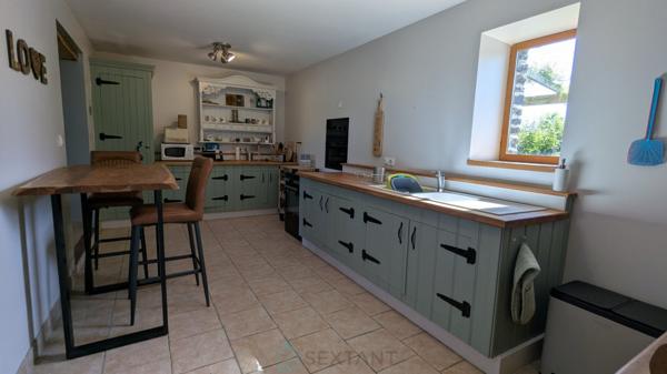 Maison en pierres avec jardin, verger et terrain