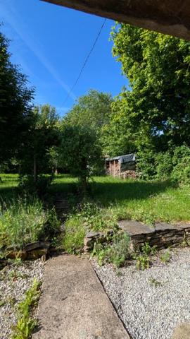 Maison en pierres avec jardin, verger et terrain