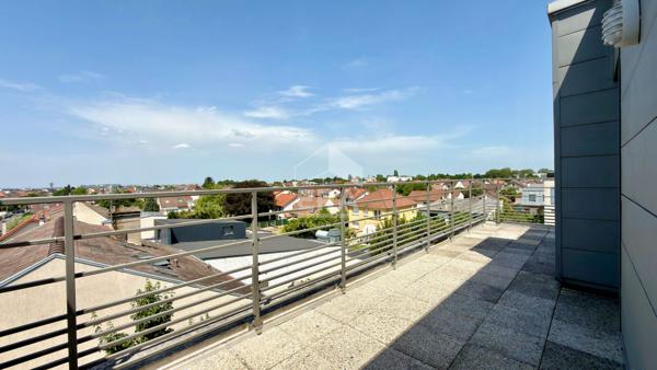 APPARTEMENT F2 À ATHIS-MONS, DERNIER ÉTAGE AVEC TERRASSE