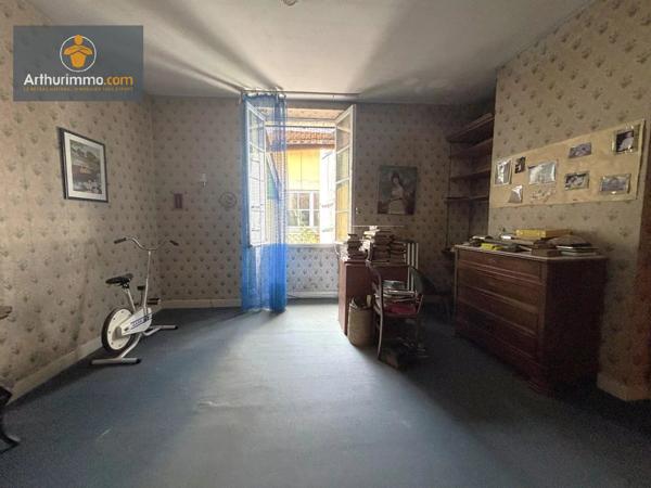 Vente                                                      Maison de village
                        
                     6 pièces                                         à Sainte-Bazeille