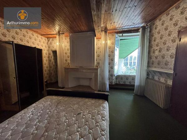 Vente                                                      Maison de village
                        
                     6 pièces                                         à Sainte-Bazeille