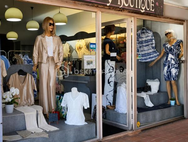 BAYARD IMMOBILIER vous présente ce fonds de commerce de prêt-à-porter spécialisé dans les vêtements de marque.

Très bien placé sur Chassieu dans un centre commercial composé de 12 commerces.

Les + : CA stable (76k€) , belle surface de 50 m² avec vitrine de 4,50 m, clientèle fidélisée depuis 47 ans, stationnement très facile avec une cinquantaine de places, zone commerciale avec boulangerie, fleuriste, bureau de tabac, restaurants, et école à proximité...

Belle affaire à saisir et à développer.
Acquisition des murs possibles (nous consulter).
Pas de bail en cours. Loyer envisagé de 1000 € HT HC
Installation possible autre commerce sauf restauration