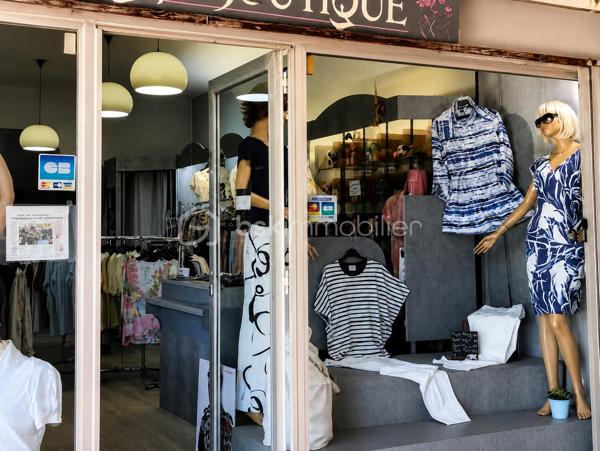 BAYARD IMMOBILIER vous présente ce fonds de commerce de prêt-à-porter spécialisé dans les vêtements de marque.

Très bien placé sur Chassieu dans un centre commercial composé de 12 commerces.

Les + : CA stable (76k€) , belle surface de 50 m² avec vitrine de 4,50 m, clientèle fidélisée depuis 47 ans, stationnement très facile avec une cinquantaine de places, zone commerciale avec boulangerie, fleuriste, bureau de tabac, restaurants, et école à proximité...

Belle affaire à saisir et à développer.
Acquisition des murs possibles (nous consulter).
Pas de bail en cours. Loyer envisagé de 1000 € HT HC
Installation possible autre commerce sauf restauration
