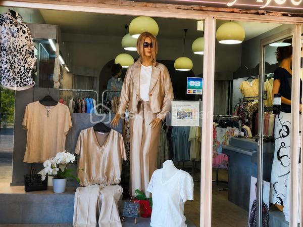 BAYARD IMMOBILIER vous présente ce fonds de commerce de prêt-à-porter spécialisé dans les vêtements de marque.

Très bien placé sur Chassieu dans un centre commercial composé de 12 commerces.

Les + : CA stable (76k€) , belle surface de 50 m² avec vitrine de 4,50 m, clientèle fidélisée depuis 47 ans, stationnement très facile avec une cinquantaine de places, zone commerciale avec boulangerie, fleuriste, bureau de tabac, restaurants, et école à proximité...

Belle affaire à saisir et à développer.
Acquisition des murs possibles (nous consulter).
Pas de bail en cours. Loyer envisagé de 1000 € HT HC
Installation possible autre commerce sauf restauration