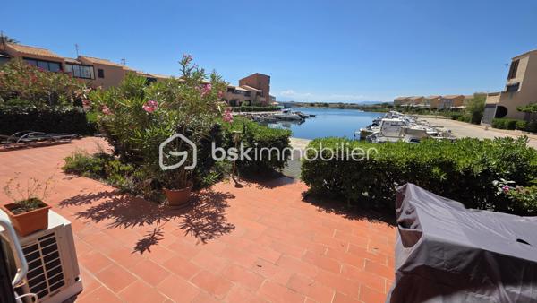 💎 COUP DE COEUR – BIEN TRÈS RARE À APHRODITE VILLAGE 💎

Dans la très recherchée résidence d'Aphrodite Village à Leucate, découvrez ce superbe appartement 3 pièces de plain-pied, issu de la réunion de deux appartements 2 pièces, offrant des volumes particulièrement rares sur le secteur (parmi les plus grands du village)

✨ 62m² habitables (50m² Carrez + 12m² agrandi)
✨ Triple exposition Est, Sud et Ouest
✨ Immense terrasse double avec vue imprenable panoramique sur la marina et le Canigou

Dès l'entrée, vous serez séduits par ses beaux espaces de vie et sa grande cuisine ouverte aménagée avec des matériaux de qualité, idéale pour recevoir famille et amis dans une ambiance conviviale.

🛋️ Grand séjour avec vue et luminosité exceptionnelles
🍽️ Cuisine ouverte haut de game et généreuse
🛏️ Deux chambres dont une superbe suite parentale face à la marina avec grande baie vitrée alu et vue imprenable sur le Canigou
🚿 Salle d'eau avec douche à l'italienne
🧺 Buanderie indépendante

💎 Les atouts qui font la différence :
✔ Climatisation dans toutes les pièces
✔ Baies vitrées alu
✔ Volets roulants électriques ou alu (petites fenêtres côté marina)
✔ Possibilité incroyable de garder l'appartement ainsi avec quelques rafraichissements / ajustements à prévoir ou de le réaménager totalement à votre image

💰 Opportunité idéale pour une résidence principale confortable à l'année ou pour investisseur
📍 À quelques pas des plages, commerces, restaurants et sur la marina

❤️ Des biens de cette superficie avec une telle vue sont extrêmement rares à Aphrodite Village
📱 Ne laissez pas passer cette opportunité : appelez, visitez, tombez sous le charme avant qu'il ne séduise un autre acquéreur !

----------

⚡️ Diagnostics 2026 - DPE C / GES B
💶 Charges environ 1 600 €
💶 Taxe foncière environ 1 300 €
🗓️ Disponible immédiatement