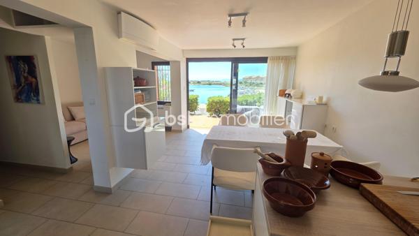💎 COUP DE COEUR – BIEN TRÈS RARE À APHRODITE VILLAGE 💎

Dans la très recherchée résidence d'Aphrodite Village à Leucate, découvrez ce superbe appartement 3 pièces de plain-pied, issu de la réunion de deux appartements 2 pièces, offrant des volumes particulièrement rares sur le secteur (parmi les plus grands du village)

✨ 62m² habitables (50m² Carrez + 12m² agrandi)
✨ Triple exposition Est, Sud et Ouest
✨ Immense terrasse double avec vue imprenable panoramique sur la marina et le Canigou

Dès l'entrée, vous serez séduits par ses beaux espaces de vie et sa grande cuisine ouverte aménagée avec des matériaux de qualité, idéale pour recevoir famille et amis dans une ambiance conviviale.

🛋️ Grand séjour avec vue et luminosité exceptionnelles
🍽️ Cuisine ouverte haut de game et généreuse
🛏️ Deux chambres dont une superbe suite parentale face à la marina avec grande baie vitrée alu et vue imprenable sur le Canigou
🚿 Salle d'eau avec douche à l'italienne
🧺 Buanderie indépendante

💎 Les atouts qui font la différence :
✔ Climatisation dans toutes les pièces
✔ Baies vitrées alu
✔ Volets roulants électriques ou alu (petites fenêtres côté marina)
✔ Possibilité incroyable de garder l'appartement ainsi avec quelques rafraichissements / ajustements à prévoir ou de le réaménager totalement à votre image

💰 Opportunité idéale pour une résidence principale confortable à l'année ou pour investisseur
📍 À quelques pas des plages, commerces, restaurants et sur la marina

❤️ Des biens de cette superficie avec une telle vue sont extrêmement rares à Aphrodite Village
📱 Ne laissez pas passer cette opportunité : appelez, visitez, tombez sous le charme avant qu'il ne séduise un autre acquéreur !

----------

⚡️ Diagnostics 2026 - DPE C / GES B
💶 Charges environ 1 600 €
💶 Taxe foncière environ 1 300 €
🗓️ Disponible immédiatement