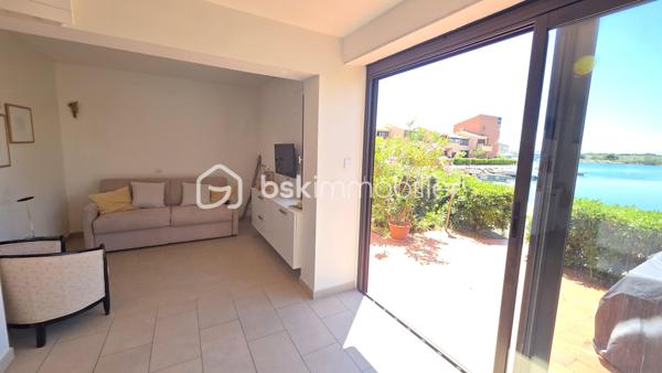 💎 COUP DE COEUR – BIEN TRÈS RARE À APHRODITE VILLAGE 💎

Dans la très recherchée résidence d'Aphrodite Village à Leucate, découvrez ce superbe appartement 3 pièces de plain-pied, issu de la réunion de deux appartements 2 pièces, offrant des volumes particulièrement rares sur le secteur (parmi les plus grands du village)

✨ 62m² habitables (50m² Carrez + 12m² agrandi)
✨ Triple exposition Est, Sud et Ouest
✨ Immense terrasse double avec vue imprenable panoramique sur la marina et le Canigou

Dès l'entrée, vous serez séduits par ses beaux espaces de vie et sa grande cuisine ouverte aménagée avec des matériaux de qualité, idéale pour recevoir famille et amis dans une ambiance conviviale.

🛋️ Grand séjour avec vue et luminosité exceptionnelles
🍽️ Cuisine ouverte haut de game et généreuse
🛏️ Deux chambres dont une superbe suite parentale face à la marina avec grande baie vitrée alu et vue imprenable sur le Canigou
🚿 Salle d'eau avec douche à l'italienne
🧺 Buanderie indépendante

💎 Les atouts qui font la différence :
✔ Climatisation dans toutes les pièces
✔ Baies vitrées alu
✔ Volets roulants électriques ou alu (petites fenêtres côté marina)
✔ Possibilité incroyable de garder l'appartement ainsi avec quelques rafraichissements / ajustements à prévoir ou de le réaménager totalement à votre image

💰 Opportunité idéale pour une résidence principale confortable à l'année ou pour investisseur
📍 À quelques pas des plages, commerces, restaurants et sur la marina

❤️ Des biens de cette superficie avec une telle vue sont extrêmement rares à Aphrodite Village
📱 Ne laissez pas passer cette opportunité : appelez, visitez, tombez sous le charme avant qu'il ne séduise un autre acquéreur !

----------

⚡️ Diagnostics 2026 - DPE C / GES B
💶 Charges environ 1 600 €
💶 Taxe foncière environ 1 300 €
🗓️ Disponible immédiatement
