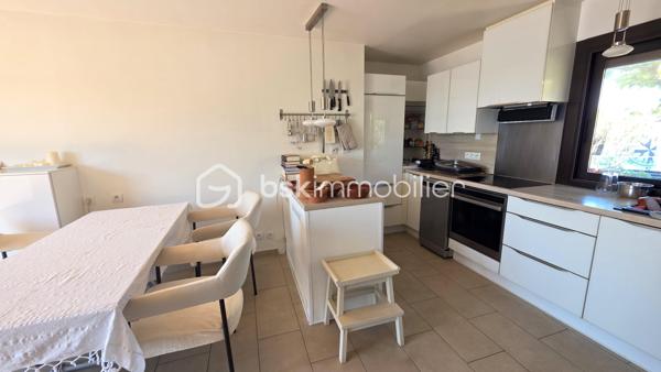 💎 COUP DE COEUR – BIEN TRÈS RARE À APHRODITE VILLAGE 💎

Dans la très recherchée résidence d'Aphrodite Village à Leucate, découvrez ce superbe appartement 3 pièces de plain-pied, issu de la réunion de deux appartements 2 pièces, offrant des volumes particulièrement rares sur le secteur (parmi les plus grands du village)

✨ 62m² habitables (50m² Carrez + 12m² agrandi)
✨ Triple exposition Est, Sud et Ouest
✨ Immense terrasse double avec vue imprenable panoramique sur la marina et le Canigou

Dès l'entrée, vous serez séduits par ses beaux espaces de vie et sa grande cuisine ouverte aménagée avec des matériaux de qualité, idéale pour recevoir famille et amis dans une ambiance conviviale.

🛋️ Grand séjour avec vue et luminosité exceptionnelles
🍽️ Cuisine ouverte haut de game et généreuse
🛏️ Deux chambres dont une superbe suite parentale face à la marina avec grande baie vitrée alu et vue imprenable sur le Canigou
🚿 Salle d'eau avec douche à l'italienne
🧺 Buanderie indépendante

💎 Les atouts qui font la différence :
✔ Climatisation dans toutes les pièces
✔ Baies vitrées alu
✔ Volets roulants électriques ou alu (petites fenêtres côté marina)
✔ Possibilité incroyable de garder l'appartement ainsi avec quelques rafraichissements / ajustements à prévoir ou de le réaménager totalement à votre image

💰 Opportunité idéale pour une résidence principale confortable à l'année ou pour investisseur
📍 À quelques pas des plages, commerces, restaurants et sur la marina

❤️ Des biens de cette superficie avec une telle vue sont extrêmement rares à Aphrodite Village
📱 Ne laissez pas passer cette opportunité : appelez, visitez, tombez sous le charme avant qu'il ne séduise un autre acquéreur !

----------

⚡️ Diagnostics 2026 - DPE C / GES B
💶 Charges environ 1 600 €
💶 Taxe foncière environ 1 300 €
🗓️ Disponible immédiatement