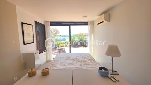 💎 COUP DE COEUR – BIEN TRÈS RARE À APHRODITE VILLAGE 💎

Dans la très recherchée résidence d'Aphrodite Village à Leucate, découvrez ce superbe appartement 3 pièces de plain-pied, issu de la réunion de deux appartements 2 pièces, offrant des volumes particulièrement rares sur le secteur (parmi les plus grands du village)

✨ 62m² habitables (50m² Carrez + 12m² agrandi)
✨ Triple exposition Est, Sud et Ouest
✨ Immense terrasse double avec vue imprenable panoramique sur la marina et le Canigou

Dès l'entrée, vous serez séduits par ses beaux espaces de vie et sa grande cuisine ouverte aménagée avec des matériaux de qualité, idéale pour recevoir famille et amis dans une ambiance conviviale.

🛋️ Grand séjour avec vue et luminosité exceptionnelles
🍽️ Cuisine ouverte haut de game et généreuse
🛏️ Deux chambres dont une superbe suite parentale face à la marina avec grande baie vitrée alu et vue imprenable sur le Canigou
🚿 Salle d'eau avec douche à l'italienne
🧺 Buanderie indépendante

💎 Les atouts qui font la différence :
✔ Climatisation dans toutes les pièces
✔ Baies vitrées alu
✔ Volets roulants électriques ou alu (petites fenêtres côté marina)
✔ Possibilité incroyable de garder l'appartement ainsi avec quelques rafraichissements / ajustements à prévoir ou de le réaménager totalement à votre image

💰 Opportunité idéale pour une résidence principale confortable à l'année ou pour investisseur
📍 À quelques pas des plages, commerces, restaurants et sur la marina

❤️ Des biens de cette superficie avec une telle vue sont extrêmement rares à Aphrodite Village
📱 Ne laissez pas passer cette opportunité : appelez, visitez, tombez sous le charme avant qu'il ne séduise un autre acquéreur !

----------

⚡️ Diagnostics 2026 - DPE C / GES B
💶 Charges environ 1 600 €
💶 Taxe foncière environ 1 300 €
🗓️ Disponible immédiatement