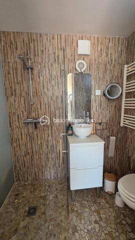 💎 COUP DE COEUR – BIEN TRÈS RARE À APHRODITE VILLAGE 💎

Dans la très recherchée résidence d'Aphrodite Village à Leucate, découvrez ce superbe appartement 3 pièces de plain-pied, issu de la réunion de deux appartements 2 pièces, offrant des volumes particulièrement rares sur le secteur (parmi les plus grands du village)

✨ 62m² habitables (50m² Carrez + 12m² agrandi)
✨ Triple exposition Est, Sud et Ouest
✨ Immense terrasse double avec vue imprenable panoramique sur la marina et le Canigou

Dès l'entrée, vous serez séduits par ses beaux espaces de vie et sa grande cuisine ouverte aménagée avec des matériaux de qualité, idéale pour recevoir famille et amis dans une ambiance conviviale.

🛋️ Grand séjour avec vue et luminosité exceptionnelles
🍽️ Cuisine ouverte haut de game et généreuse
🛏️ Deux chambres dont une superbe suite parentale face à la marina avec grande baie vitrée alu et vue imprenable sur le Canigou
🚿 Salle d'eau avec douche à l'italienne
🧺 Buanderie indépendante

💎 Les atouts qui font la différence :
✔ Climatisation dans toutes les pièces
✔ Baies vitrées alu
✔ Volets roulants électriques ou alu (petites fenêtres côté marina)
✔ Possibilité incroyable de garder l'appartement ainsi avec quelques rafraichissements / ajustements à prévoir ou de le réaménager totalement à votre image

💰 Opportunité idéale pour une résidence principale confortable à l'année ou pour investisseur
📍 À quelques pas des plages, commerces, restaurants et sur la marina

❤️ Des biens de cette superficie avec une telle vue sont extrêmement rares à Aphrodite Village
📱 Ne laissez pas passer cette opportunité : appelez, visitez, tombez sous le charme avant qu'il ne séduise un autre acquéreur !

----------

⚡️ Diagnostics 2026 - DPE C / GES B
💶 Charges environ 1 600 €
💶 Taxe foncière environ 1 300 €
🗓️ Disponible immédiatement