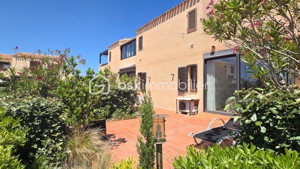 💎 COUP DE COEUR – BIEN TRÈS RARE À APHRODITE VILLAGE 💎

Dans la très recherchée résidence d'Aphrodite Village à Leucate, découvrez ce superbe appartement 3 pièces de plain-pied, issu de la réunion de deux appartements 2 pièces, offrant des volumes particulièrement rares sur le secteur (parmi les plus grands du village)

✨ 62m² habitables (50m² Carrez + 12m² agrandi)
✨ Triple exposition Est, Sud et Ouest
✨ Immense terrasse double avec vue imprenable panoramique sur la marina et le Canigou

Dès l'entrée, vous serez séduits par ses beaux espaces de vie et sa grande cuisine ouverte aménagée avec des matériaux de qualité, idéale pour recevoir famille et amis dans une ambiance conviviale.

🛋️ Grand séjour avec vue et luminosité exceptionnelles
🍽️ Cuisine ouverte haut de game et généreuse
🛏️ Deux chambres dont une superbe suite parentale face à la marina avec grande baie vitrée alu et vue imprenable sur le Canigou
🚿 Salle d'eau avec douche à l'italienne
🧺 Buanderie indépendante

💎 Les atouts qui font la différence :
✔ Climatisation dans toutes les pièces
✔ Baies vitrées alu
✔ Volets roulants électriques ou alu (petites fenêtres côté marina)
✔ Possibilité incroyable de garder l'appartement ainsi avec quelques rafraichissements / ajustements à prévoir ou de le réaménager totalement à votre image

💰 Opportunité idéale pour une résidence principale confortable à l'année ou pour investisseur
📍 À quelques pas des plages, commerces, restaurants et sur la marina

❤️ Des biens de cette superficie avec une telle vue sont extrêmement rares à Aphrodite Village
📱 Ne laissez pas passer cette opportunité : appelez, visitez, tombez sous le charme avant qu'il ne séduise un autre acquéreur !

----------

⚡️ Diagnostics 2026 - DPE C / GES B
💶 Charges environ 1 600 €
💶 Taxe foncière environ 1 300 €
🗓️ Disponible immédiatement
