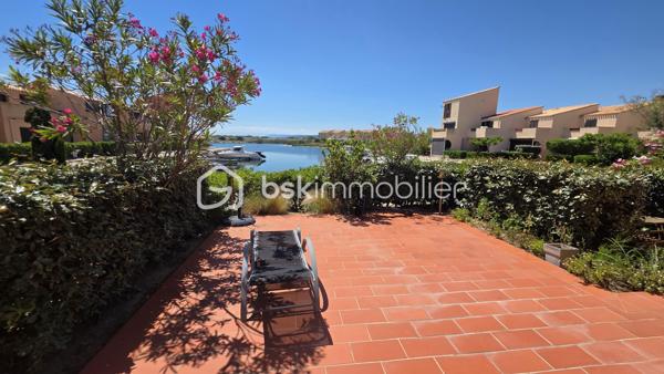 💎 COUP DE COEUR – BIEN TRÈS RARE À APHRODITE VILLAGE 💎

Dans la très recherchée résidence d'Aphrodite Village à Leucate, découvrez ce superbe appartement 3 pièces de plain-pied, issu de la réunion de deux appartements 2 pièces, offrant des volumes particulièrement rares sur le secteur (parmi les plus grands du village)

✨ 62m² habitables (50m² Carrez + 12m² agrandi)
✨ Triple exposition Est, Sud et Ouest
✨ Immense terrasse double avec vue imprenable panoramique sur la marina et le Canigou

Dès l'entrée, vous serez séduits par ses beaux espaces de vie et sa grande cuisine ouverte aménagée avec des matériaux de qualité, idéale pour recevoir famille et amis dans une ambiance conviviale.

🛋️ Grand séjour avec vue et luminosité exceptionnelles
🍽️ Cuisine ouverte haut de game et généreuse
🛏️ Deux chambres dont une superbe suite parentale face à la marina avec grande baie vitrée alu et vue imprenable sur le Canigou
🚿 Salle d'eau avec douche à l'italienne
🧺 Buanderie indépendante

💎 Les atouts qui font la différence :
✔ Climatisation dans toutes les pièces
✔ Baies vitrées alu
✔ Volets roulants électriques ou alu (petites fenêtres côté marina)
✔ Possibilité incroyable de garder l'appartement ainsi avec quelques rafraichissements / ajustements à prévoir ou de le réaménager totalement à votre image

💰 Opportunité idéale pour une résidence principale confortable à l'année ou pour investisseur
📍 À quelques pas des plages, commerces, restaurants et sur la marina

❤️ Des biens de cette superficie avec une telle vue sont extrêmement rares à Aphrodite Village
📱 Ne laissez pas passer cette opportunité : appelez, visitez, tombez sous le charme avant qu'il ne séduise un autre acquéreur !

----------

⚡️ Diagnostics 2026 - DPE C / GES B
💶 Charges environ 1 600 €
💶 Taxe foncière environ 1 300 €
🗓️ Disponible immédiatement