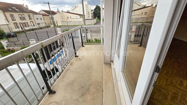 **REIMS - Secteur Gare / Centre-ville**

À seulement 6 minutes à pied de la gare et 10 minutes du cœur du centre-ville, découvrez ce T3 lumineux offrant un fort potentiel d'aménagement.

Situé dans un environnement pratique et recherché, cet appartement se compose :
- un vaste double séjour 
- une chambre confortable
- une cuisine indépendante
- une salle de bain.

Son véritable atout : une place de parking privative couverte et sécurisée, un bien rare sur le secteur.

Vous apprécierez sa luminosité, ses beaux volumes et sa localisation idéale, permettant de tout faire à pied tout en bénéficiant d'un accès rapide aux transports.

Quelques travaux de rafraîchissement sont à prévoir pour révéler tout le potentiel de ce bien et le personnaliser à votre goût.

Les + :
* Emplacement recherché à proximité immédiate de la gare
* Centre-ville accessible à pied
* Double séjour lumineux
* Parking privatif couvert et sécurisé
* Beau potentiel de valorisation

Une opportunité rare sur le marché rémois, idéale pour une résidence principale comme pour un investissement.

À visiter sans tarder !