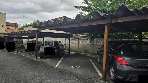 **REIMS - Secteur Gare / Centre-ville**

À seulement 6 minutes à pied de la gare et 10 minutes du cœur du centre-ville, découvrez ce T3 lumineux offrant un fort potentiel d'aménagement.

Situé dans un environnement pratique et recherché, cet appartement se compose :
- un vaste double séjour 
- une chambre confortable
- une cuisine indépendante
- une salle de bain.

Son véritable atout : une place de parking privative couverte et sécurisée, un bien rare sur le secteur.

Vous apprécierez sa luminosité, ses beaux volumes et sa localisation idéale, permettant de tout faire à pied tout en bénéficiant d'un accès rapide aux transports.

Quelques travaux de rafraîchissement sont à prévoir pour révéler tout le potentiel de ce bien et le personnaliser à votre goût.

Les + :
* Emplacement recherché à proximité immédiate de la gare
* Centre-ville accessible à pied
* Double séjour lumineux
* Parking privatif couvert et sécurisé
* Beau potentiel de valorisation

Une opportunité rare sur le marché rémois, idéale pour une résidence principale comme pour un investissement.

À visiter sans tarder !