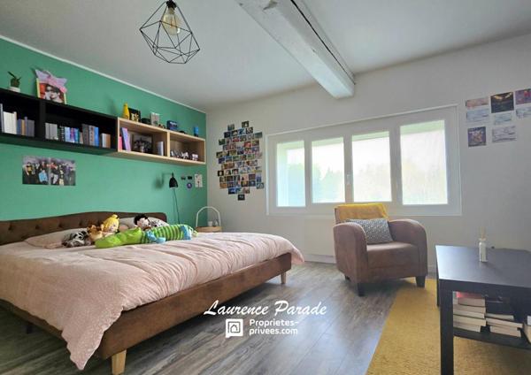 Maison entièrement rénovée avec double garage et piscine