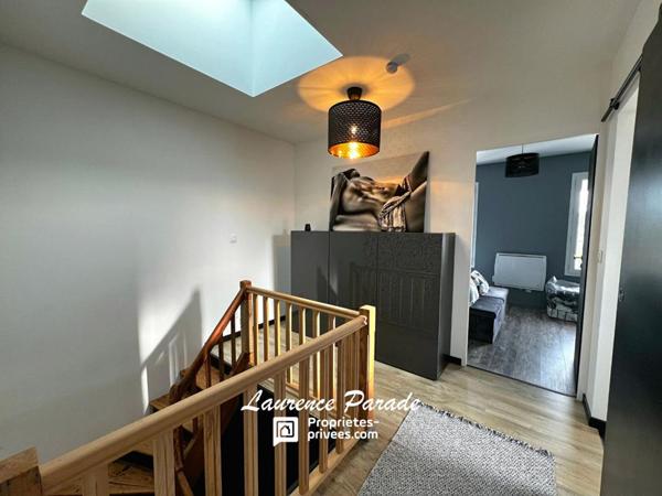 Maison entièrement rénovée avec double garage et piscine