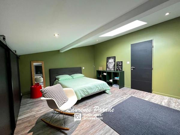 Maison entièrement rénovée avec double garage et piscine