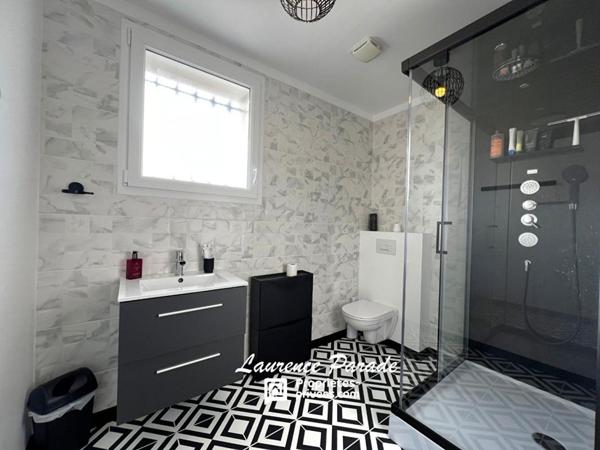 Maison entièrement rénovée avec double garage et piscine