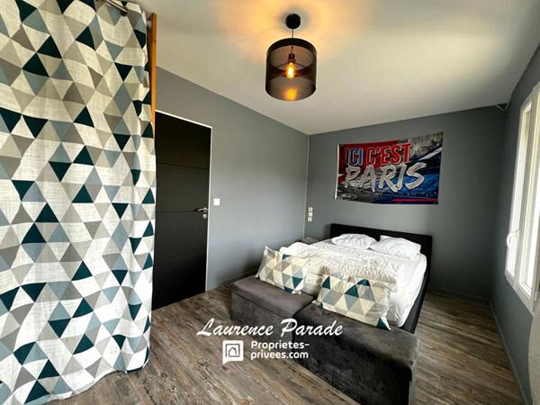 Maison entièrement rénovée avec double garage et piscine