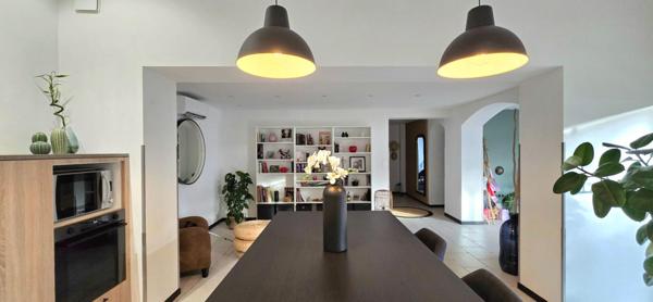 Maison entièrement rénovée avec double garage et piscine