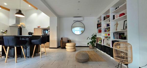 Maison entièrement rénovée avec double garage et piscine