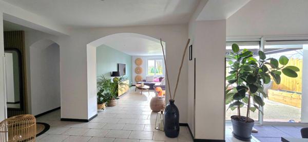 Maison entièrement rénovée avec double garage et piscine