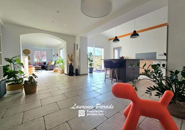 Maison entièrement rénovée avec double garage et piscine