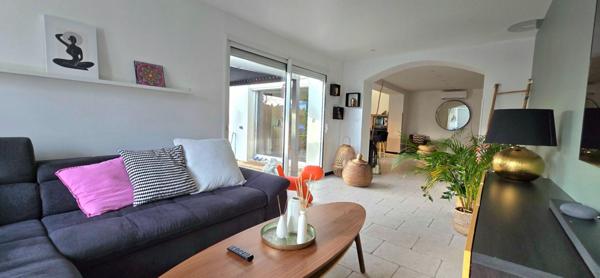 Maison entièrement rénovée avec double garage et piscine