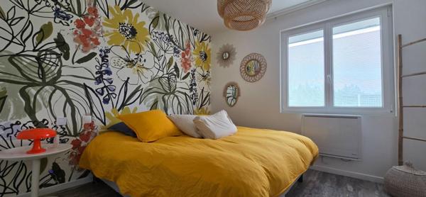 Maison entièrement rénovée avec double garage et piscine