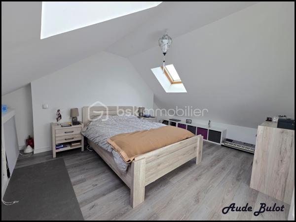 Dès l’entrée, vous serez séduit par un salon-séjour lumineux, ouvert sur une agréable terrasse et un jardin ensoleillé, parfaits pour vos moments de détente ou de convivialité.
La cuisine dînatoire de 15 m², conviviale, offre également une vue jardin.

Côté nuit :
Au 1er étage, 3 chambres ainsi qu’une salle de bain complète avec baignoire, douche, double vasque et WC.
Au 2ème étage, une mezzanine et une chambre supplémentaire viennent compléter l’ensemble.

Les + : cellier, lingerie, cave, garage et abri de jardin.

À proximité immédiate des commerces et à seulement 3 minutes à pied de multiples lignes de bus (Gares de Lille accessibles en moins de 15 minutes), cette maison est une véritable invitation à poser vos valises.
Une maison prête à vivre