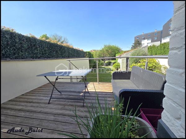 Dès l’entrée, vous serez séduit par un salon-séjour lumineux, ouvert sur une agréable terrasse et un jardin ensoleillé, parfaits pour vos moments de détente ou de convivialité.
La cuisine dînatoire de 15 m², conviviale, offre également une vue jardin.

Côté nuit :
Au 1er étage, 3 chambres ainsi qu’une salle de bain complète avec baignoire, douche, double vasque et WC.
Au 2ème étage, une mezzanine et une chambre supplémentaire viennent compléter l’ensemble.

Les + : cellier, lingerie, cave, garage et abri de jardin.

À proximité immédiate des commerces et à seulement 3 minutes à pied de multiples lignes de bus (Gares de Lille accessibles en moins de 15 minutes), cette maison est une véritable invitation à poser vos valises.
Une maison prête à vivre