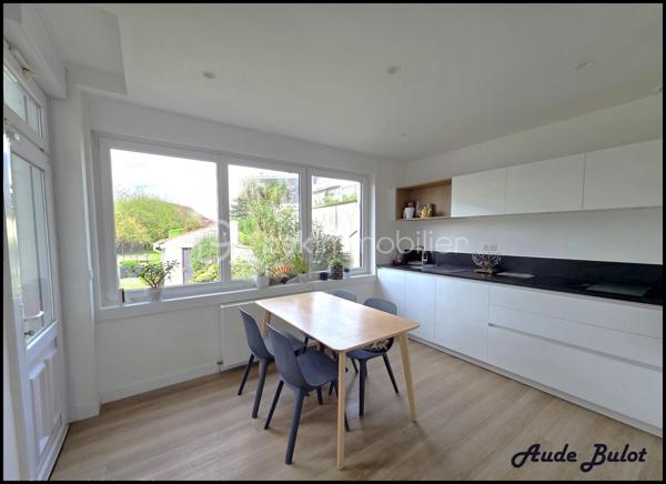 Dès l’entrée, vous serez séduit par un salon-séjour lumineux, ouvert sur une agréable terrasse et un jardin ensoleillé, parfaits pour vos moments de détente ou de convivialité.
La cuisine dînatoire de 15 m², conviviale, offre également une vue jardin.

Côté nuit :
Au 1er étage, 3 chambres ainsi qu’une salle de bain complète avec baignoire, douche, double vasque et WC.
Au 2ème étage, une mezzanine et une chambre supplémentaire viennent compléter l’ensemble.

Les + : cellier, lingerie, cave, garage et abri de jardin.

À proximité immédiate des commerces et à seulement 3 minutes à pied de multiples lignes de bus (Gares de Lille accessibles en moins de 15 minutes), cette maison est une véritable invitation à poser vos valises.
Une maison prête à vivre