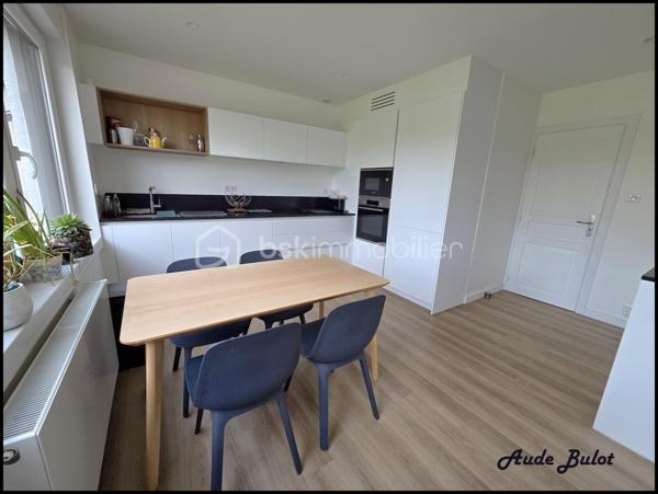 Dès l’entrée, vous serez séduit par un salon-séjour lumineux, ouvert sur une agréable terrasse et un jardin ensoleillé, parfaits pour vos moments de détente ou de convivialité.
La cuisine dînatoire de 15 m², conviviale, offre également une vue jardin.

Côté nuit :
Au 1er étage, 3 chambres ainsi qu’une salle de bain complète avec baignoire, douche, double vasque et WC.
Au 2ème étage, une mezzanine et une chambre supplémentaire viennent compléter l’ensemble.

Les + : cellier, lingerie, cave, garage et abri de jardin.

À proximité immédiate des commerces et à seulement 3 minutes à pied de multiples lignes de bus (Gares de Lille accessibles en moins de 15 minutes), cette maison est une véritable invitation à poser vos valises.
Une maison prête à vivre