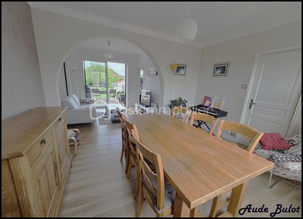 Dès l’entrée, vous serez séduit par un salon-séjour lumineux, ouvert sur une agréable terrasse et un jardin ensoleillé, parfaits pour vos moments de détente ou de convivialité.
La cuisine dînatoire de 15 m², conviviale, offre également une vue jardin.

Côté nuit :
Au 1er étage, 3 chambres ainsi qu’une salle de bain complète avec baignoire, douche, double vasque et WC.
Au 2ème étage, une mezzanine et une chambre supplémentaire viennent compléter l’ensemble.

Les + : cellier, lingerie, cave, garage et abri de jardin.

À proximité immédiate des commerces et à seulement 3 minutes à pied de multiples lignes de bus (Gares de Lille accessibles en moins de 15 minutes), cette maison est une véritable invitation à poser vos valises.
Une maison prête à vivre