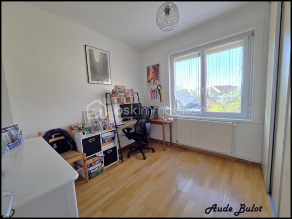 Dès l’entrée, vous serez séduit par un salon-séjour lumineux, ouvert sur une agréable terrasse et un jardin ensoleillé, parfaits pour vos moments de détente ou de convivialité.
La cuisine dînatoire de 15 m², conviviale, offre également une vue jardin.

Côté nuit :
Au 1er étage, 3 chambres ainsi qu’une salle de bain complète avec baignoire, douche, double vasque et WC.
Au 2ème étage, une mezzanine et une chambre supplémentaire viennent compléter l’ensemble.

Les + : cellier, lingerie, cave, garage et abri de jardin.

À proximité immédiate des commerces et à seulement 3 minutes à pied de multiples lignes de bus (Gares de Lille accessibles en moins de 15 minutes), cette maison est une véritable invitation à poser vos valises.
Une maison prête à vivre