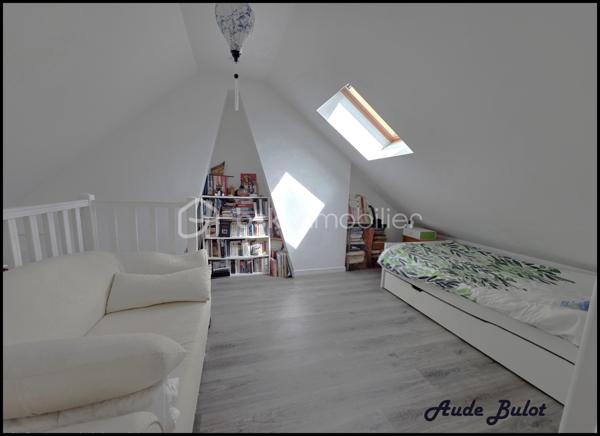Dès l’entrée, vous serez séduit par un salon-séjour lumineux, ouvert sur une agréable terrasse et un jardin ensoleillé, parfaits pour vos moments de détente ou de convivialité.
La cuisine dînatoire de 15 m², conviviale, offre également une vue jardin.

Côté nuit :
Au 1er étage, 3 chambres ainsi qu’une salle de bain complète avec baignoire, douche, double vasque et WC.
Au 2ème étage, une mezzanine et une chambre supplémentaire viennent compléter l’ensemble.

Les + : cellier, lingerie, cave, garage et abri de jardin.

À proximité immédiate des commerces et à seulement 3 minutes à pied de multiples lignes de bus (Gares de Lille accessibles en moins de 15 minutes), cette maison est une véritable invitation à poser vos valises.
Une maison prête à vivre