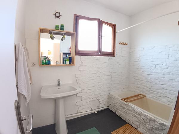 Six-fours les plages Appartement T2 de 50 m² au 3ème étage avec cave de 4 m²