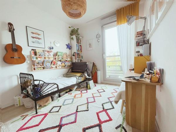 À Antony, dans une rue tranquille, une maison récente (2021 – RT2012)