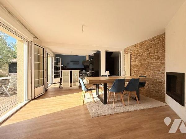 Située au fond d'une impasse au calme, maison familiale de 138m² habitable (160m² au sol) expos...