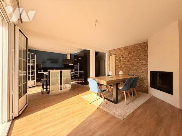 Située au fond d'une impasse au calme, maison familiale de 138m² habitable (160m² au sol) expos...