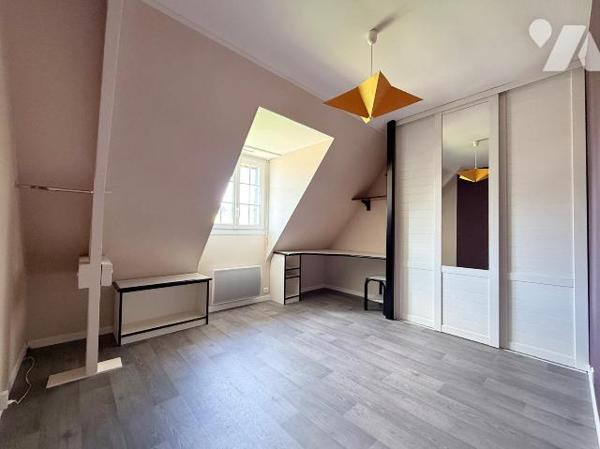 Située au fond d'une impasse au calme, maison familiale de 138m² habitable (160m² au sol) expos...
