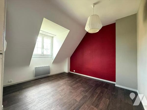 Située au fond d'une impasse au calme, maison familiale de 138m² habitable (160m² au sol) expos...