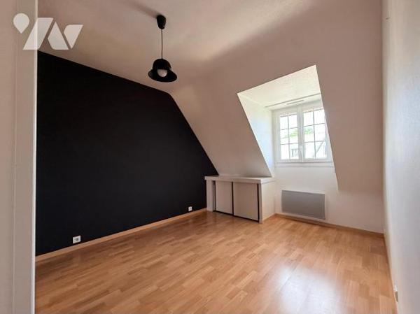 Située au fond d'une impasse au calme, maison familiale de 138m² habitable (160m² au sol) expos...