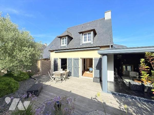 Située au fond d'une impasse au calme, maison familiale de 138m² habitable (160m² au sol) expos...