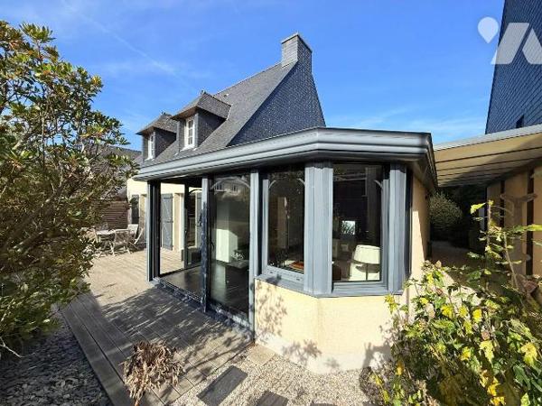 Située au fond d'une impasse au calme, maison familiale de 138m² habitable (160m² au sol) expos...