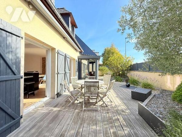 Située au fond d'une impasse au calme, maison familiale de 138m² habitable (160m² au sol) expos...